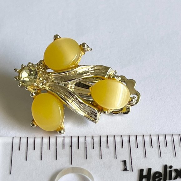 Vintage Yellow Thermoset Rhinestone Climber Clip On Earrings GoldTone 50s Lucite - Picture 9 of 10